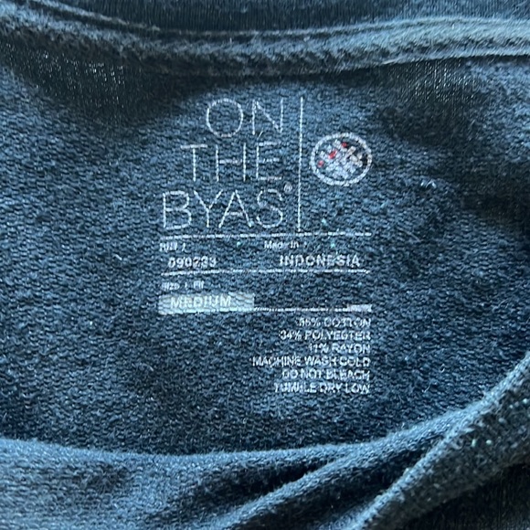 On The Byas Men’s Long sleeve shirt, medium size. 55% cotton, 34% polyester - Picture 3 of 4